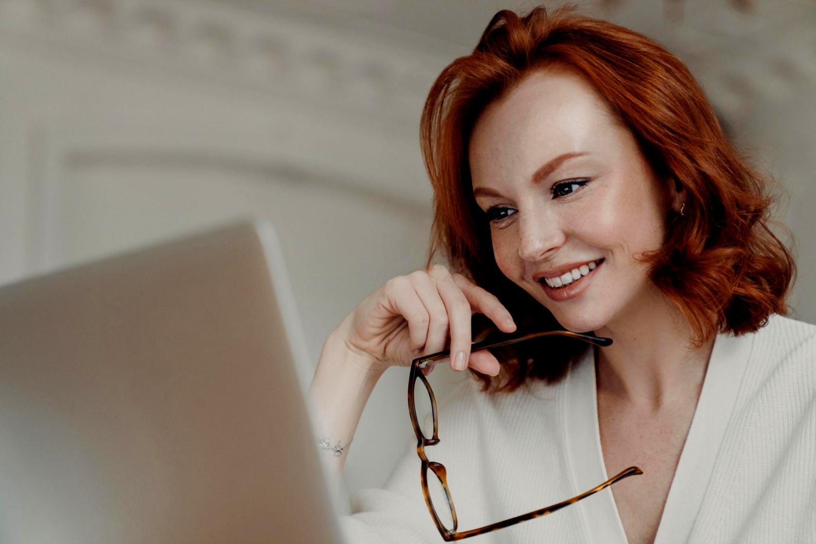 Automated budget variance reporting system for retail operations